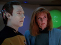Dr. Crusher und Data versuchen Picard zu erreichen.jpg