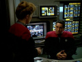 Janeway spricht mit Chakotay in dessen Büro.jpg