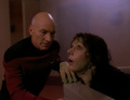 Picard findet Troi, die zur Amphibie geworden ist.jpg