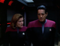 Janeway und Chakotay diskutieren die Entscheidung des Doktors.jpg