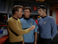 Kirk will Charlie Evans entmachten, indem sie seine Kräfte durch Aktivieren aller Systeme erschöpfen.jpg