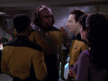 Offiziere unterhalten sich im Zehn Vorne über Picard und Vash.jpg