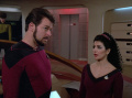 Troi berichtet Riker, dass die Crew nervös ist.jpg