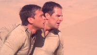 Archer und Tucker in der Wüste.jpg