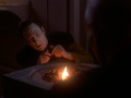 Picard versucht von Masakas Vater ihr Symbol zu erfahren.jpg