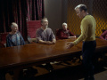 Kirk bietet den Organiern an, ihnen bei der Verteidigung gegen die Klingonen zu helfen.jpg