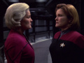 Janeway informiert ihr jüngeres Ich über die Verluste.jpg