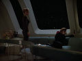Seven geht zu Janeway.jpg