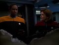 Janeway und Tuvok untersuchen ein Fragment von Chakotays Shuttle.jpg