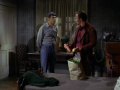 Kirk erklärt Spock, dass der Platinbarren unerschwinglich ist.jpg