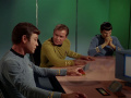 Kirk und McCoy diskutieren über den Plan Sargons.jpg