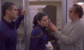 Phlox behandelt die Crew nachdem die Enterprise das schwarze Loch verlassen hat.jpg