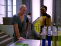 Ardra versetzt Picard im Schlafanzug auf Ventax II.jpg
