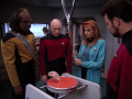Dr. Crusher zeigt Picard das Ergebnis der sich-vereinigenden Lebensform.jpg