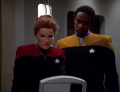 Janeway zeigt Tuvok den Scan des Planeten.jpg