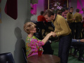 Kirk begrüßt Areel Shaw in der Bar.jpg