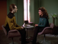 Data spricht mit Troi über seine Erlebnisse.jpg