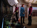 Dr. Crusher meldet Picard dass die Aldeaner todkrank sind.jpg