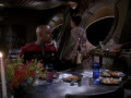 Kasidy verlässt Essen mit Sisko.jpg