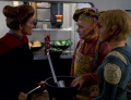 Janeway versucht Neelix zu einem Treffen zu überreden.jpg
