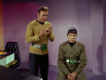 Kirk kann mit dem von Spocks Gehirn kontrollierten Computer kommunizieren.jpg