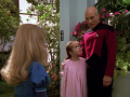 Picard überzeugt Isabella, dass sie Kinder gut behandeln.jpg