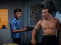 Kirk bemerkt auf der Krankenstation den Roten Alarm.jpg