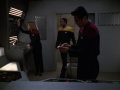Janeway, Chakotay und Tuvok untersuchen das Hazari-Schiff.jpg