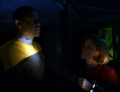 Tuvok informiert Janeway über das Überlaufen des Doktors.jpg