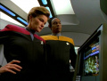 Janeway und Tuvok betrachten den viralen Parasiten.jpg