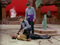 McCoy stellt Kirks Tod fest.jpg