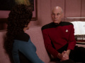 Picard erzählt Troi, dass er kurz davor war zu sagen, dass er fünf Lichter sieht.jpg