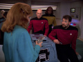 Dr. Crusher erkennt, dass Rikers Arm abgetrennt war.jpg