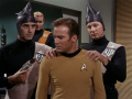 Kirk wird von den Eminianern gefangen genommen.jpg