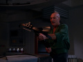 Picard bereitet Worfs Armbrust vor.jpg
