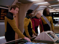 Picard überwacht seine provisorische Brücke.jpg