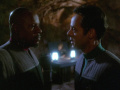 Bashir spricht mit Sisko.jpg