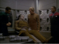 Sisko und Odo befragen Garak auf Krankenstation.jpg