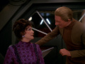 Lwaxana Troi bittet Odo um Hilfe, da ihr Mann Jeyal ihr Baby wegnehmen will.jpg