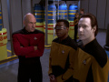 Data und La Forge informieren Picard über die Anomalie im Frachtraum.jpg