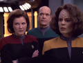 Janeway, Torres und der Doktor besprechen auf der Krankenstation die Freisetzung des Virus.jpg