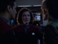 Janeway, Chakotay und Gedrin besprechen das Aufwecken des Bataillons.jpg