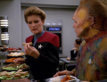 Janeway wundert sich über die Sandwiches.jpg