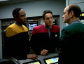Der Doktor erklärt Chakotay und Tuvok, dass für Janeway wohl keine Gefahr besteht.jpg