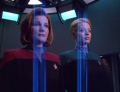 Janeway und Seven werden zurück auf die Voyager gebeamt.jpg