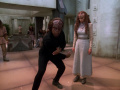Worf zeigt den Klingonen das Mok'bara.jpg