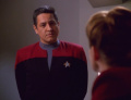 Chakotay schlägt Janeway Verhandlungen mit den Kazon vor.jpg