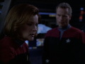 Janeway und Ransom sprechen während Reparaturen auf der Brücke der Equinox.jpg
