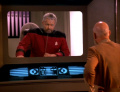 Picard kontaktiert Admiral Riker.jpg