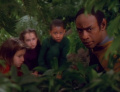 Tuvok und die Kinder verstecken sich vor den Soldaten.jpg